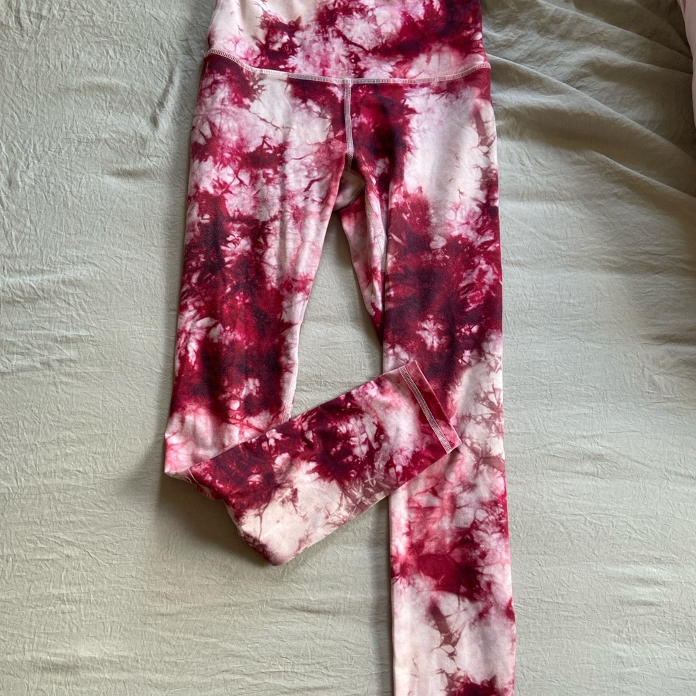 Fleo Red and White Leggings Dynamic Tie-Dye Design